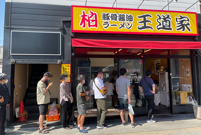 連日長い行列が出来ている様子